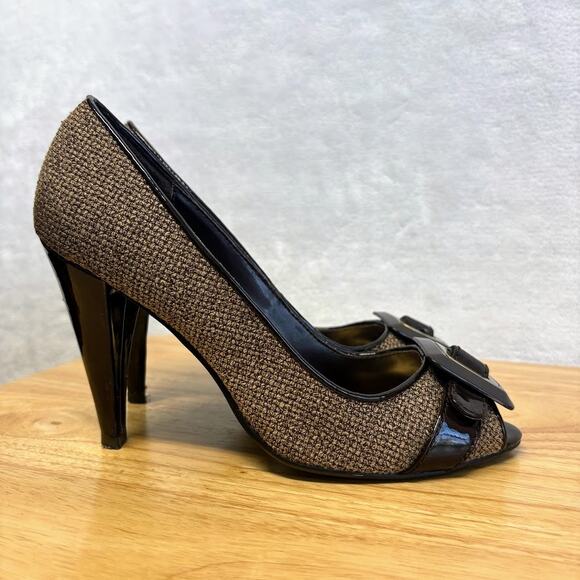 VTG Bakers Jenni Brown Patent Leather Tweed Gold Buckle Peep Toe Pumps Size 8 - Picture 2 of 12